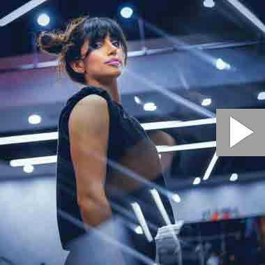 Vrouw toont trots het resultaat van afvallen.